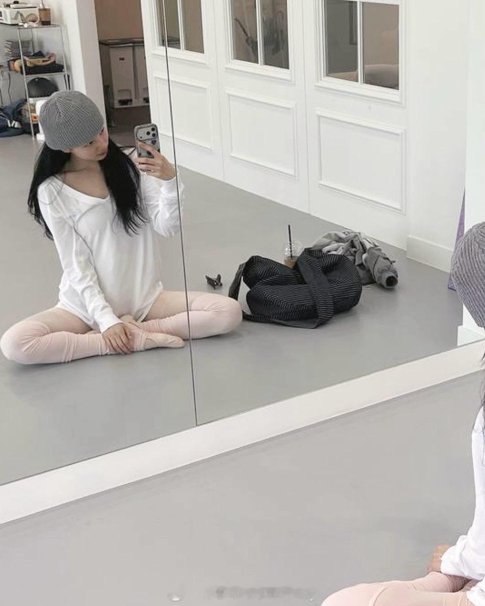 裴秀智ins晒芭蕾风穿搭，温柔与力量感共存，松弛才是最好的状态。韩系穿搭韩系穿搭