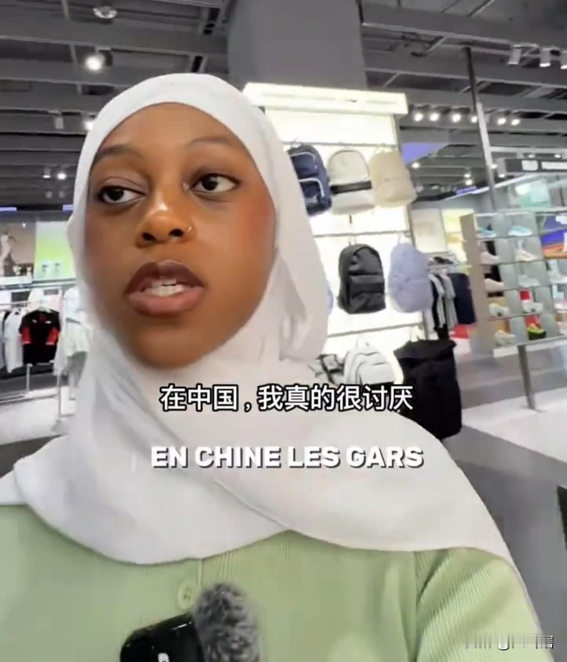 外籍女子抱怨在中国逛超市总是有人跟在后面！一名外籍女子表示，她在北京逛超市的时