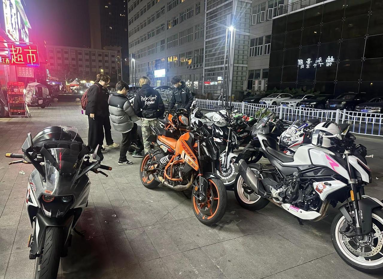 交警叔叔我排气掉了