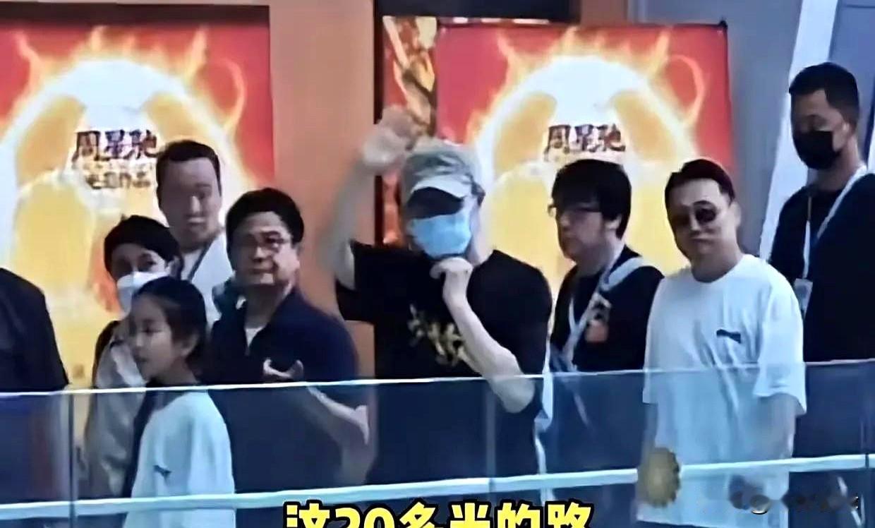 28年没见的老搭档重逢，居然只能趁着赶电梯陪走二十来米？前两天周星驰在广州路演