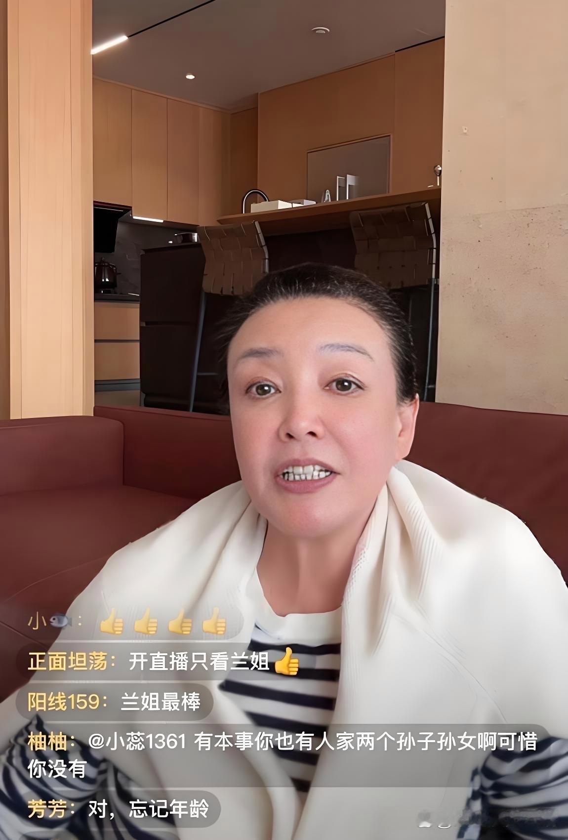 汪小菲女儿小玥儿，一句话让张兰直播间彻底“破防”了。兰姐正卖着货，小玥儿凑到