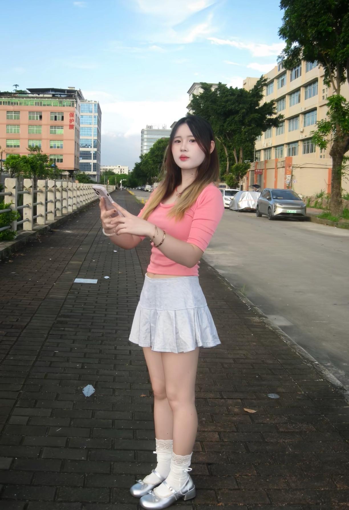 小身材的小女生，看着就让人疼爱。