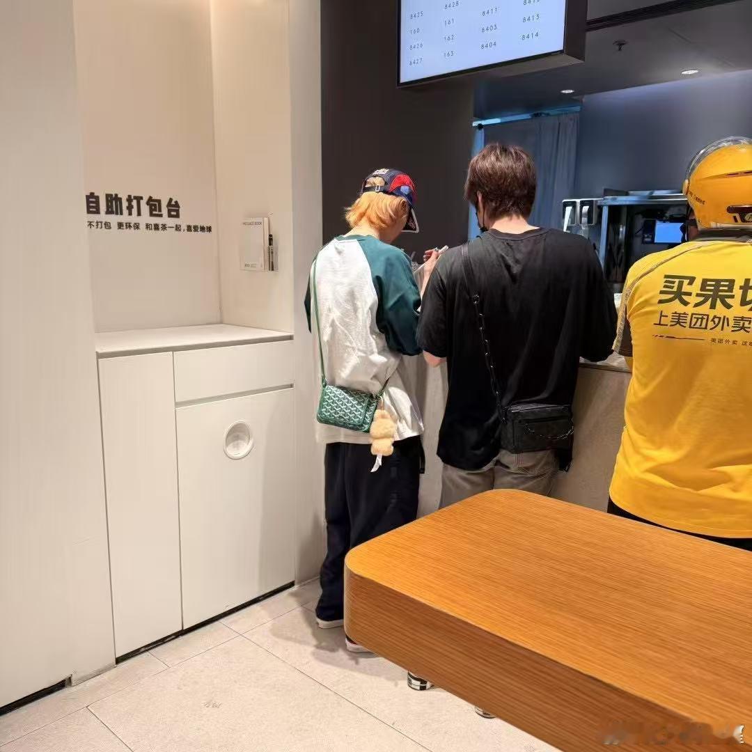 鹿晗你怎么又被偶遇了！奶茶店偶遇鹿晗鹿晗挂着labubu出门​​​