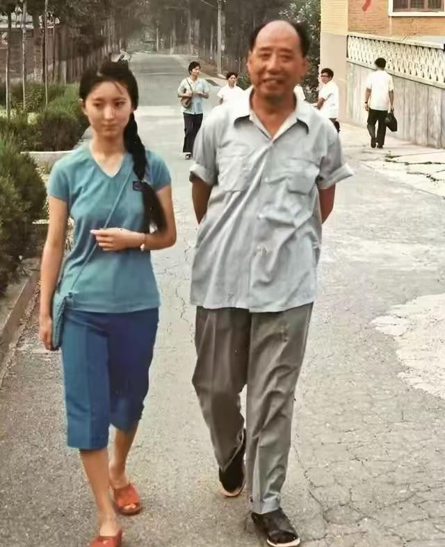 陈晓旭在剧组的留影，这一张照片大约拍摄于1986年，地点是北京八大处北空招待所，