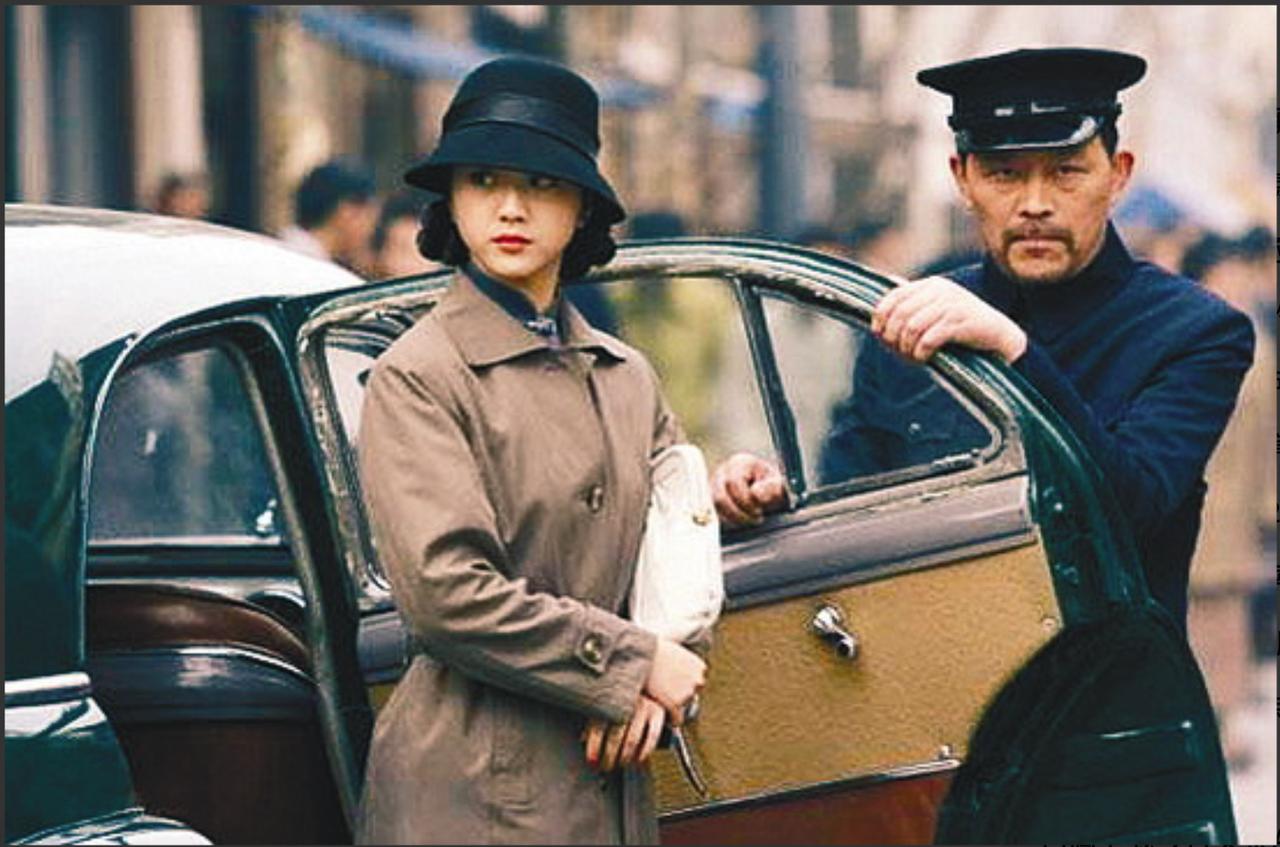 1939年，军统游击司令熊剑东被捕。妻子唐逸君为救他，设法接触“76号”