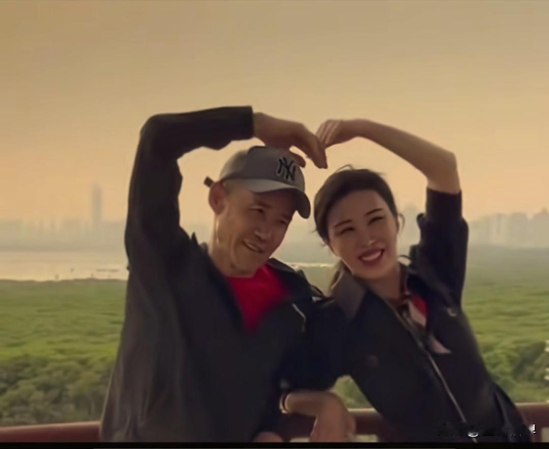 男人都喜欢漂亮的年轻的女人，大多数人都不例外，只是自身的条件没有达到，实力不允许