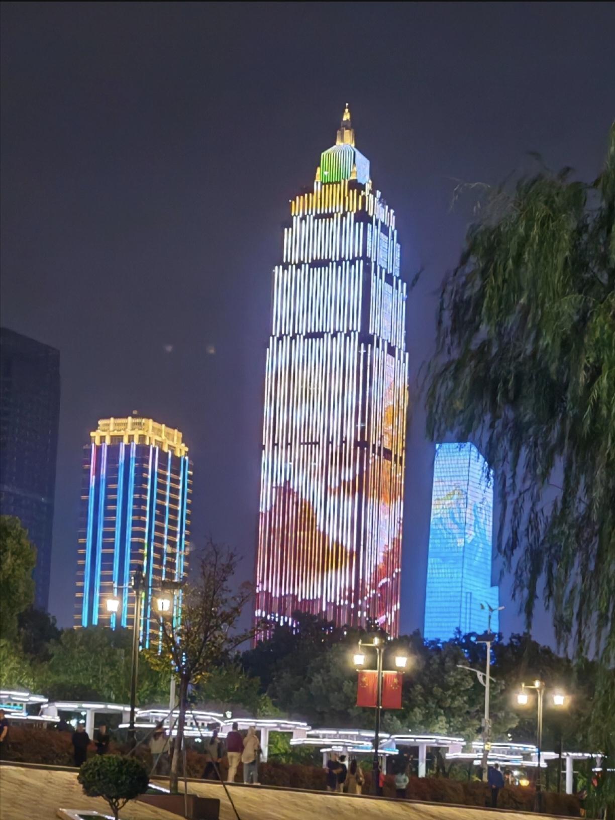 夜幕降临，坐上武汉两江的游船，江风迎面扑来，氛围感一下子就来了。行船江上，两岸灯