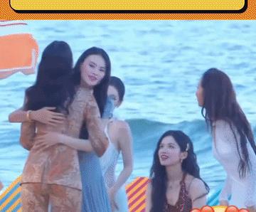 看张婧仪小迷妹的眼神就知道宋佳的江湖地位，95后演员的梦想应该就是宋佳吧，活的洒
