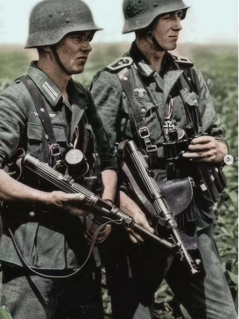1942年，克里米亚，正在东线战场作战的德军士兵！看他们人手一把MP40冲锋枪