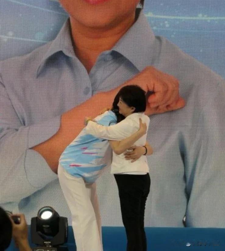 国民党主席郑丽文今天上午在国民党全代会上向即将卸任的国民党县市长颁发了实践一等奖