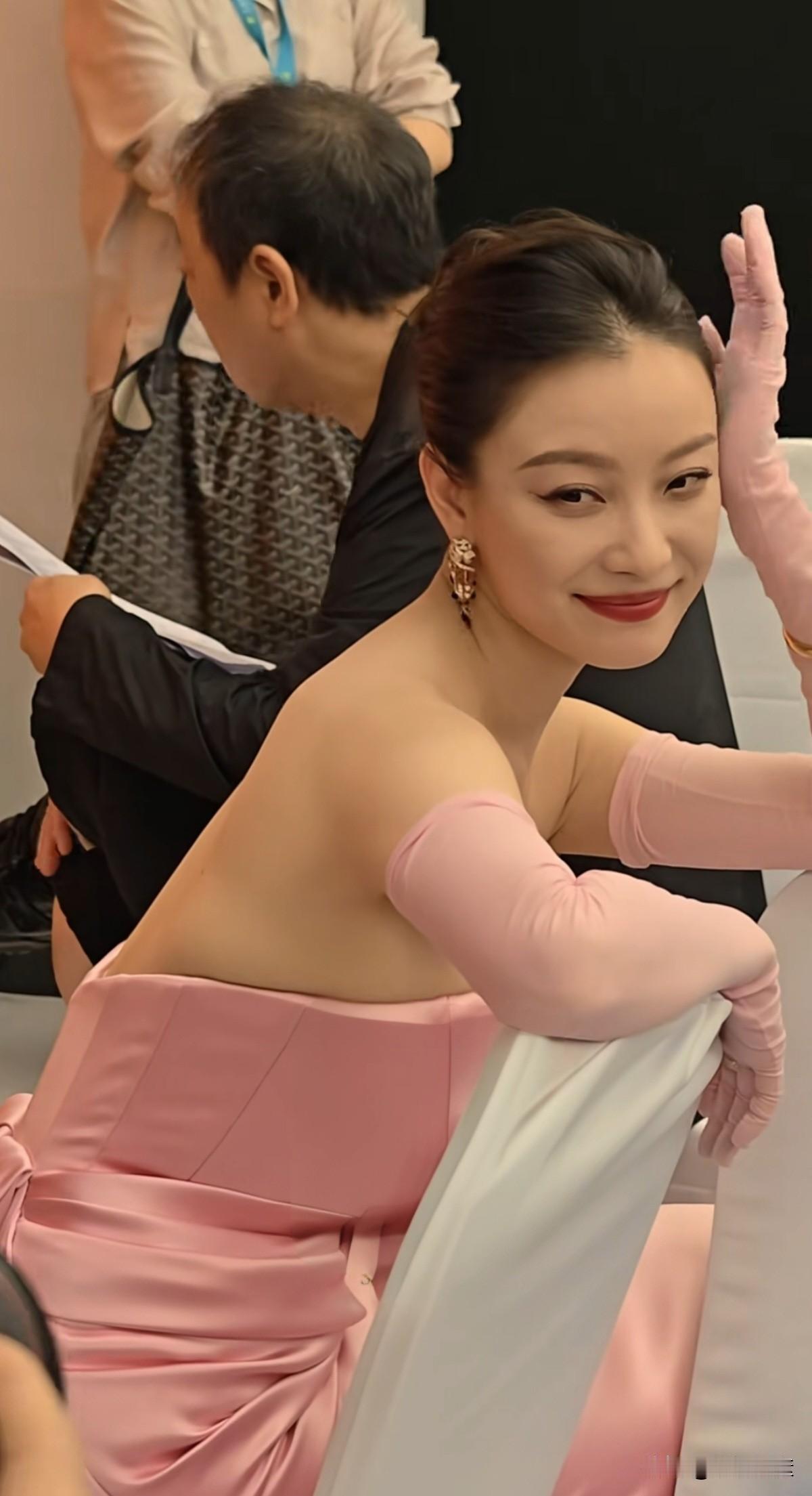 回眸一笑百媚生，六宫粉黛无颜色。倪妮的颜值在内娱能排到第一吗？