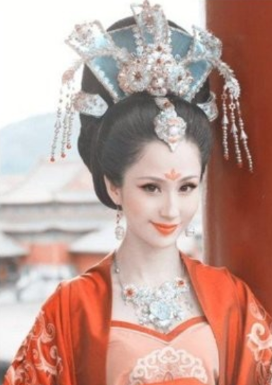 公元501年，一美人在狱中死去，狱卒们在收殓她的尸体时竟然忍不住诱惑，不停地对尸