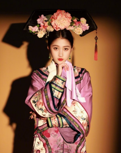 不知道有些人无脑跟风干嘛，“格格”这个黑称最开始还是为了嘲讽她爷爷穷苦出身，嘲