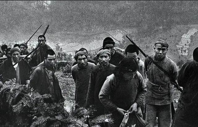 1950年，16军军长尹先炳，带着75辆满载物资的卡车，遭一千多名土匪攻击，他惊