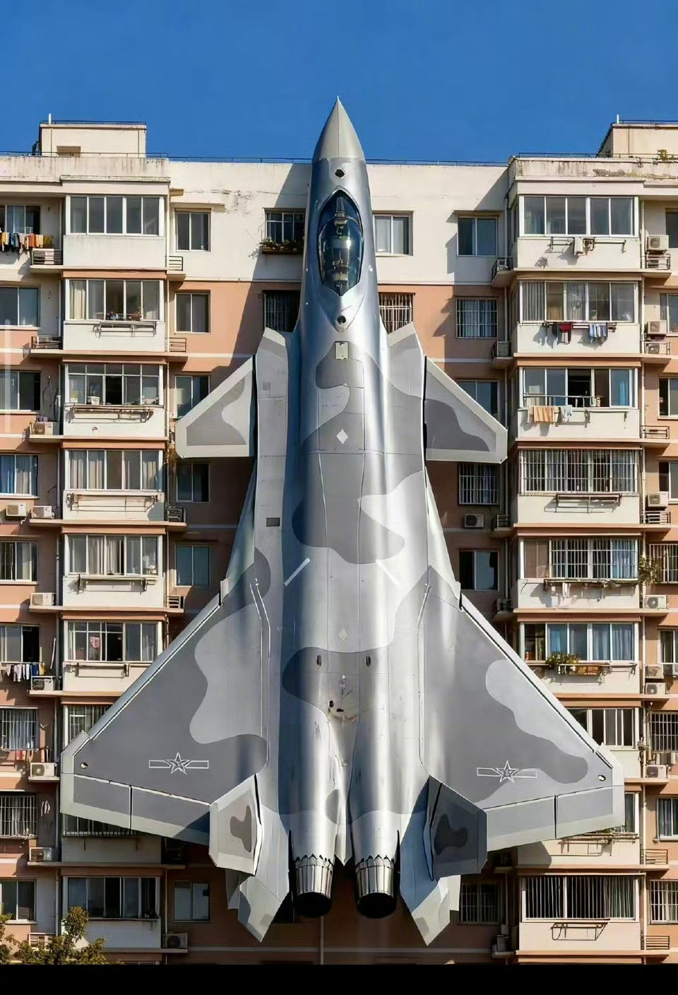 图1这个ai图比例做的有问题，歼-20我试驾过，机长21米，大概相当于7层楼高。