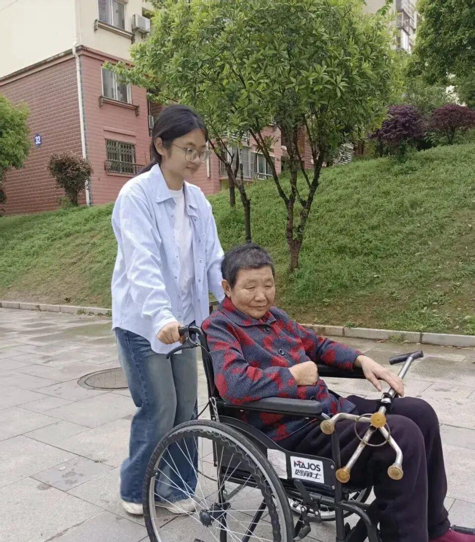 一位房东不仅分文不收，反倒每学期倒贴给租客3000块钱，而租房的女孩既不是亲戚，