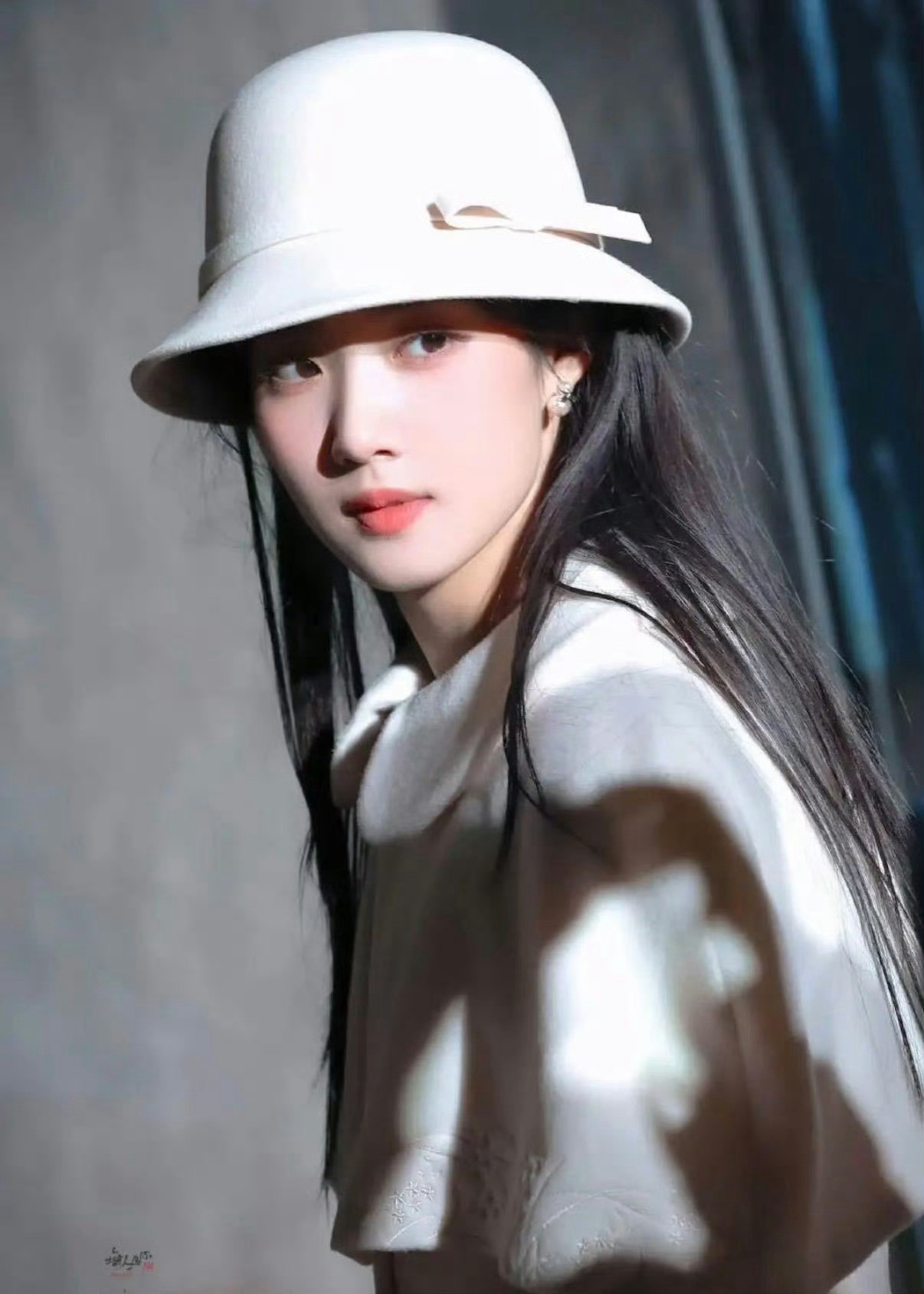 卢昱晓轧戏韩系高智感卢昱晓白裙白帽造型，温柔大小姐氛围感拉满