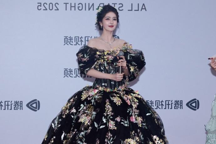 最近白鹿在出席时尚活动的时候搭配的像个漂亮的花仙子，展现出清纯之美的同时超有时尚