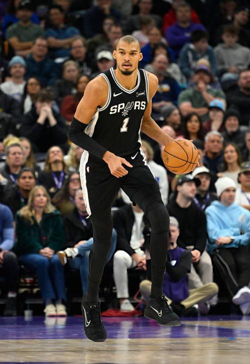 火箭媒体人RNF的这句话，触动了太多火箭迷的心：“我们摆烂三年，最后得到的头号新