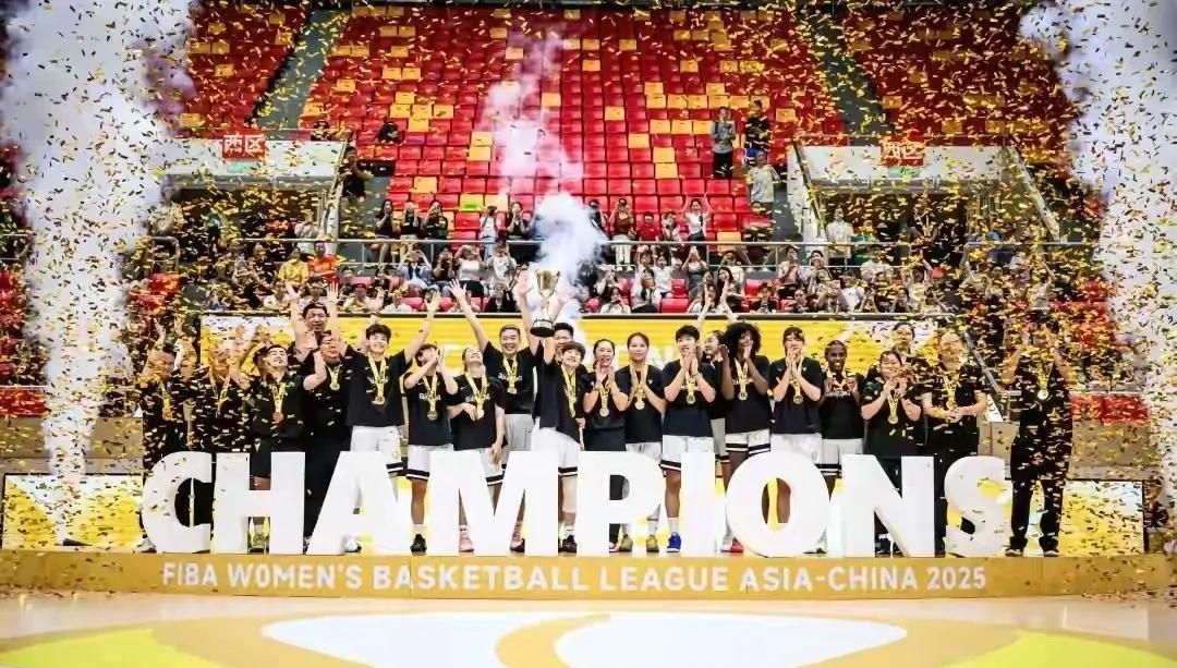 郑薇带领广东东莞女篮95-67大比分战胜日本富士通女篮夺得亚洲女篮联赛冠军，这场
