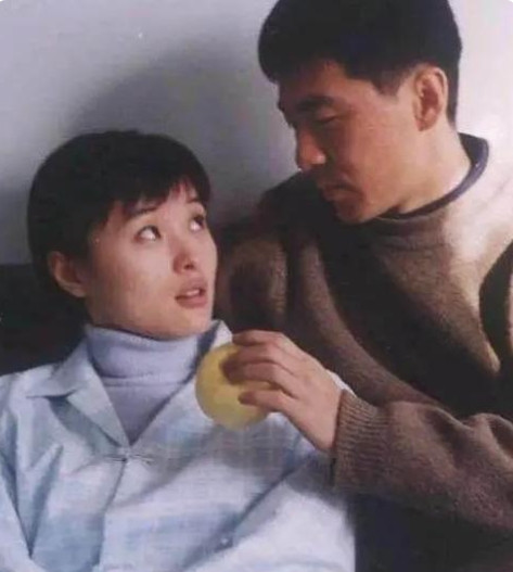 2005年，陈建斌给吴越写了一封分手信，就拉着行李箱离开了。转身和蒋勤勤结了婚。