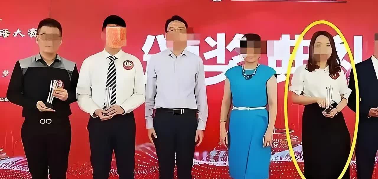 银行女高管出轨健身教练，夫妻双方校园到婚纱，又都是党员高收入人群，生活品质差不了