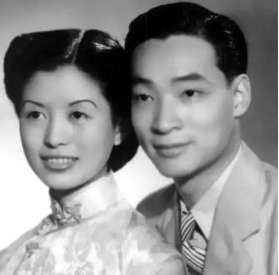 2005年，92岁的翻译家冯亦代弥留之际，紧握着妻子黄宗英的手，颤声说出一个请求