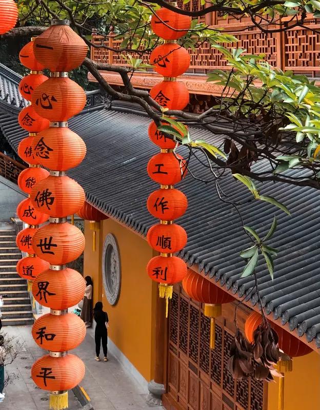 “不向人间争富贵，只求身心得平安”，这话实在妙极。在当下竞争白热化的时代，人人都