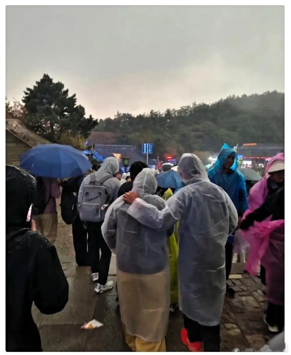 5月3号突发！泰山顶上的人后悔惨了，不是下雨，也不是大风，而是突如其来的下冰雹。