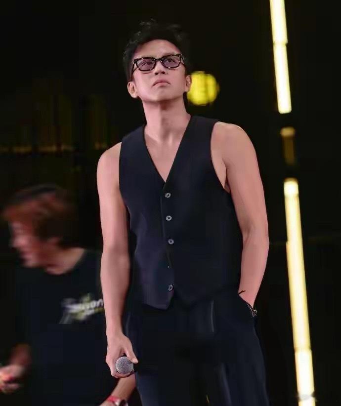 1.林一在录综艺之前会连夜背梗和背冷笑话，他还买了好几本冷笑话大全。2.高圆圆和