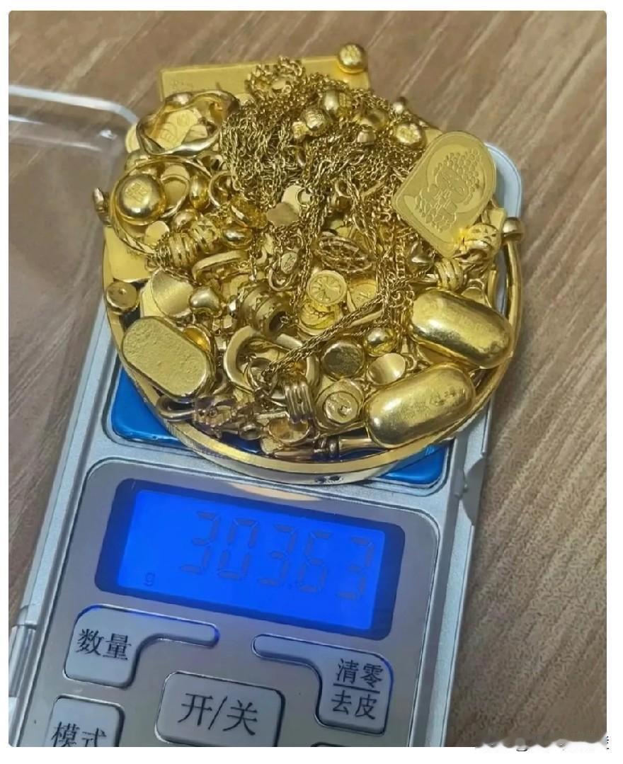 今天刷到黄金这个消息，下午就赶紧把300克黄金全卖了！不是因为金价要跌了，而