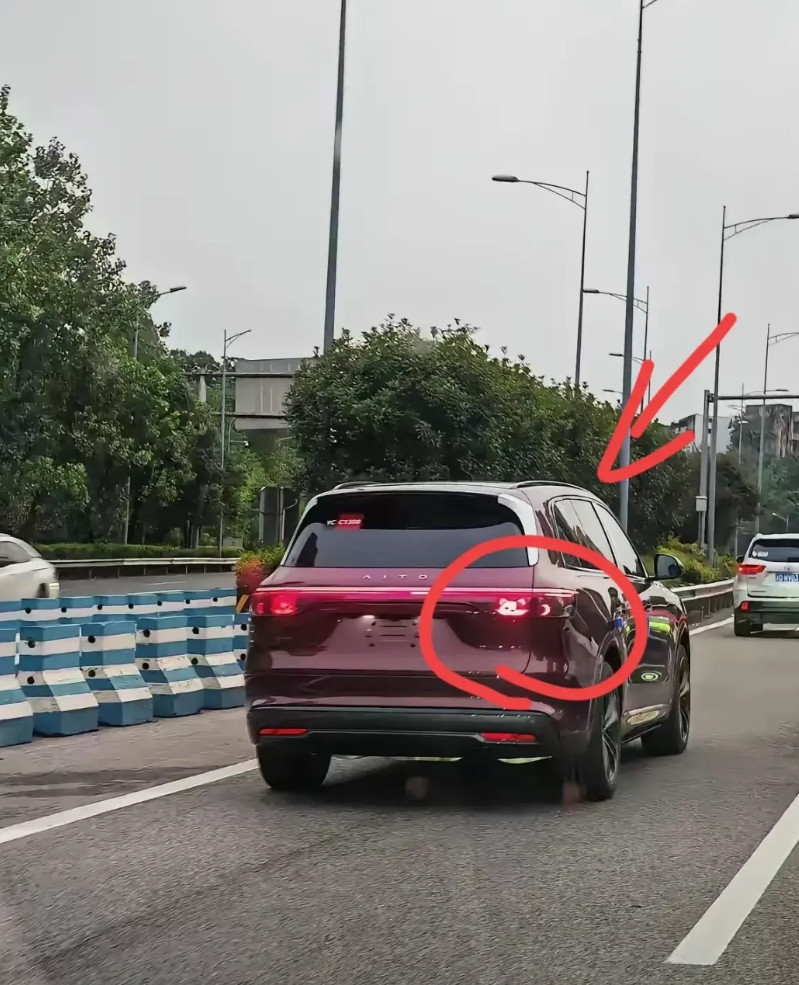 华为“又这样搞！”背刺一次又一次！新问界M7直接亮车，都不装了，和M8一样，不