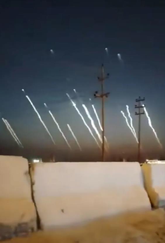 西方媒体开始转向了！伊朗开始恢复元气了，今天早上伊朗革命卫队齐射导弹，而且其中一