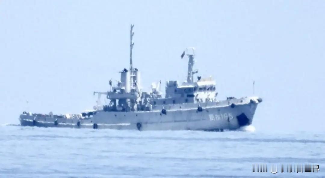 美航母逼近黄岩岛，遭055三面夹击，美急调海马斯欲在南海扳回一局美尼米兹号摔