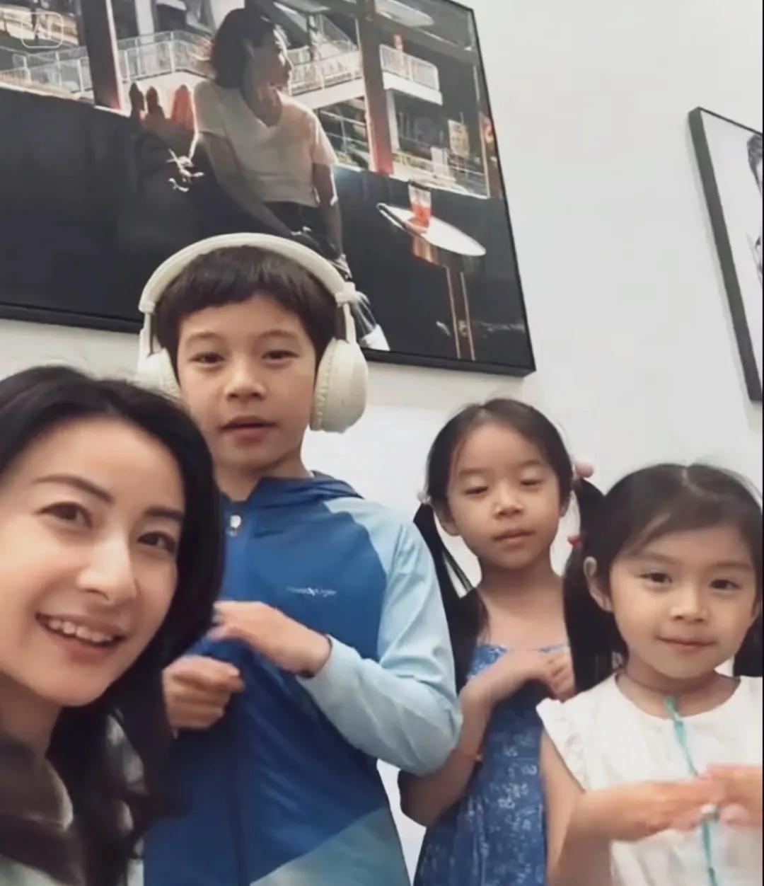 郭晶晶带着家里小朋友跳舞，三个小朋友豪门家的后代，就像邻家小孩质朴又可爱！教育正