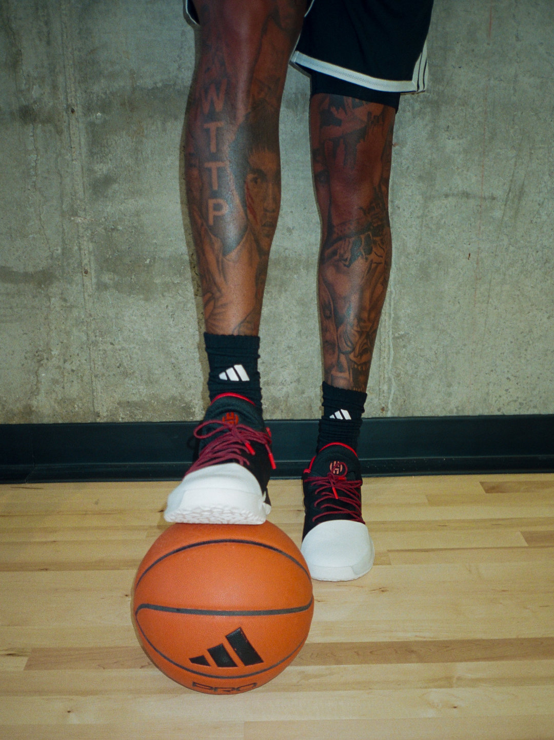 adidasBasketball与詹姆斯·哈登联手带回HardenVol1经典战靴。​