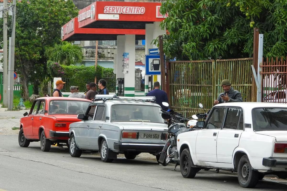 美：老弟呀，你最近挺闲啊，我看大鹅那边都在古巴忙着撤人了，你怎么连动都不动？