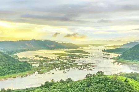 大江流向外国的还真不少。像澜沧江，它在中国叫澜沧江，流出国境后就成了湄公河，流经