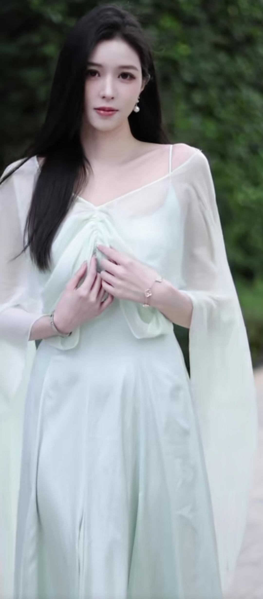 清新脱俗的绿裙仙子，置身于自然之中，宛如一幅唯美的画卷。