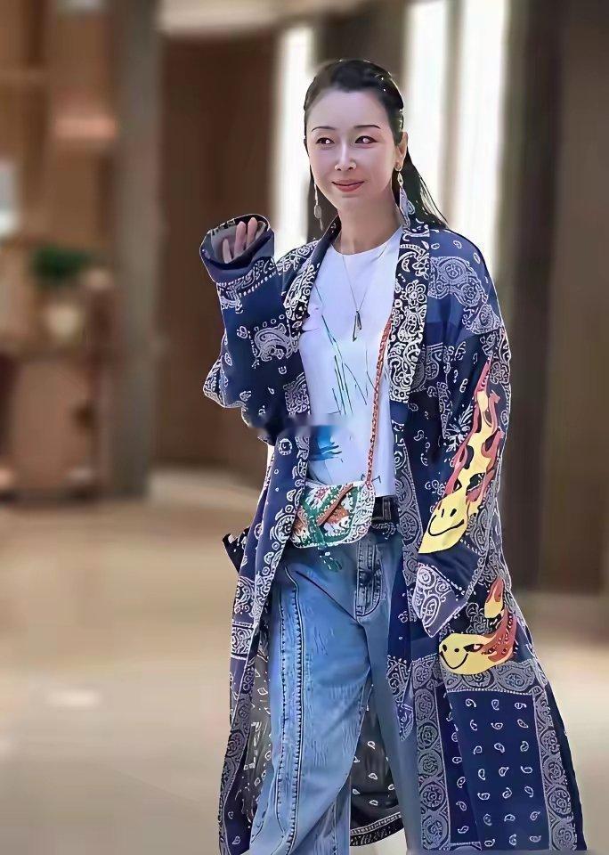 谁说年纪越大颜值只会走下坡路？镜头里的她状态实在惊艳，反倒比年轻时期更有韵味。