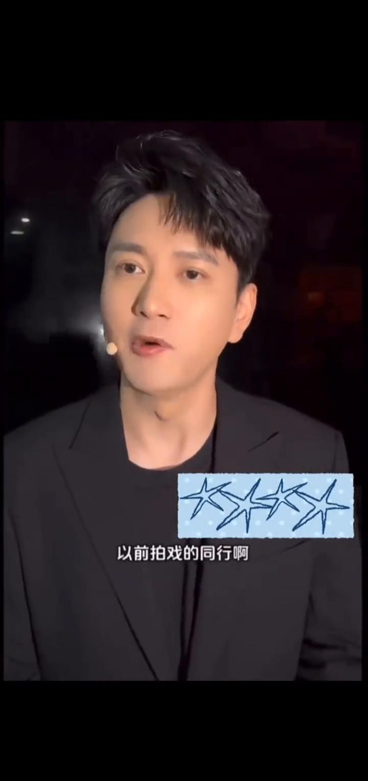 老戏骨们集体失眠了。昨夜庆功宴散场，三届影帝拉着导演的手不放。手指关节泛白，