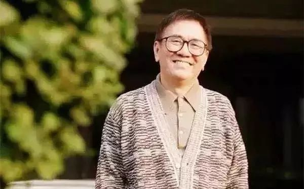 当年，黄霑追求林燕妮，林燕妮不屑地说:“我不与有家室的男人谈情说爱。”黄霑马上
