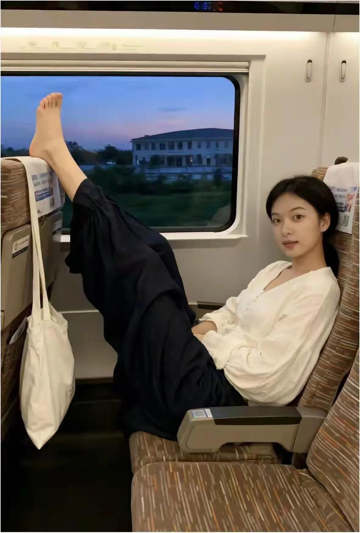 看上去文质彬彬，漂漂亮亮的一个女孩，在高铁上，她的坐姿居然这么不雅，实在让人无语