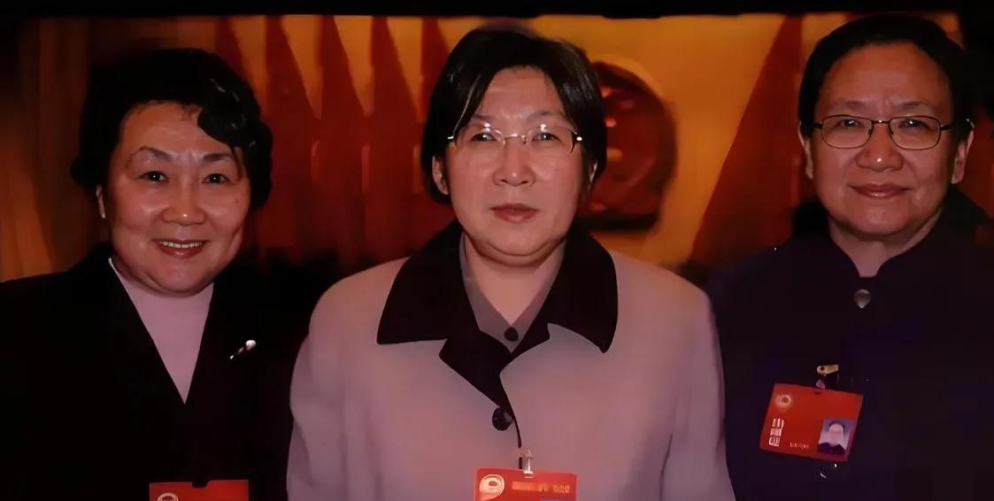 她们三个人是发小也是闺蜜！分别是：毛主席的女儿李讷、李敏和周总理的侄女<em>周秉德</em>。这