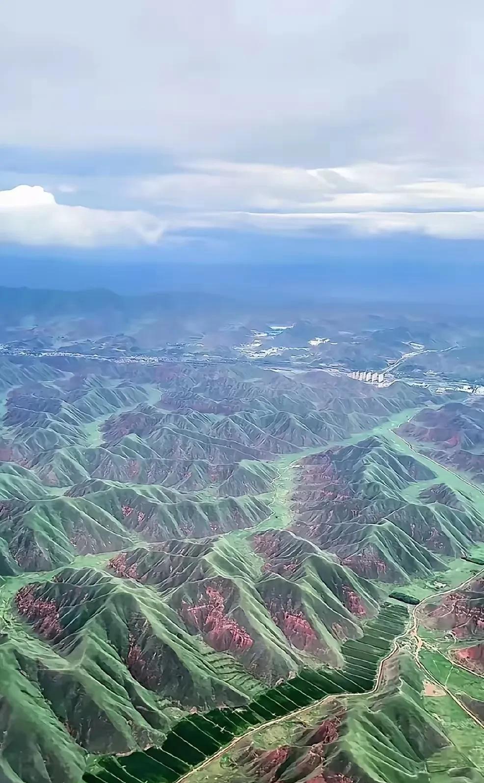 飞机上航拍拍下的兰州实况图，秋雨绵绵的兰州大山焕发了勃勃生机，裸露枯黄的大山也披