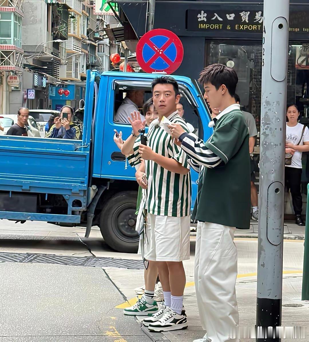 39岁的郑恺在澳门录节目呢，瞅着可真不高啊，身材比例简直五五分，感觉比一般人还差