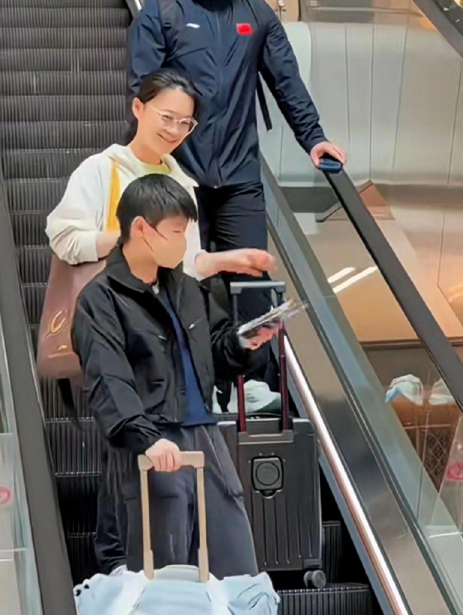 别再说运动员只有赛场高光了！扶梯上这一幕才是最真实的国乒日常：莎宝戴着口罩忙忙
