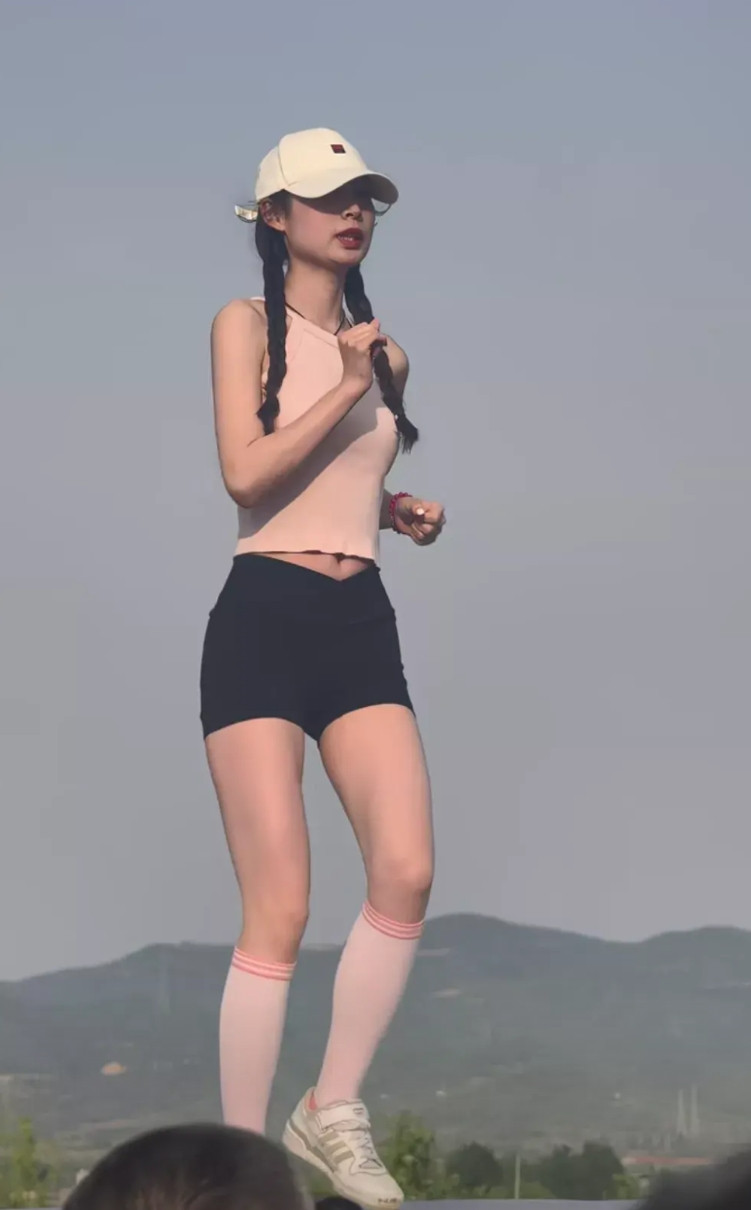 武安马拉松这位赛前拉伸的小姐姐实在是太美了，不仅身材好，而且颜值高。看了这么多