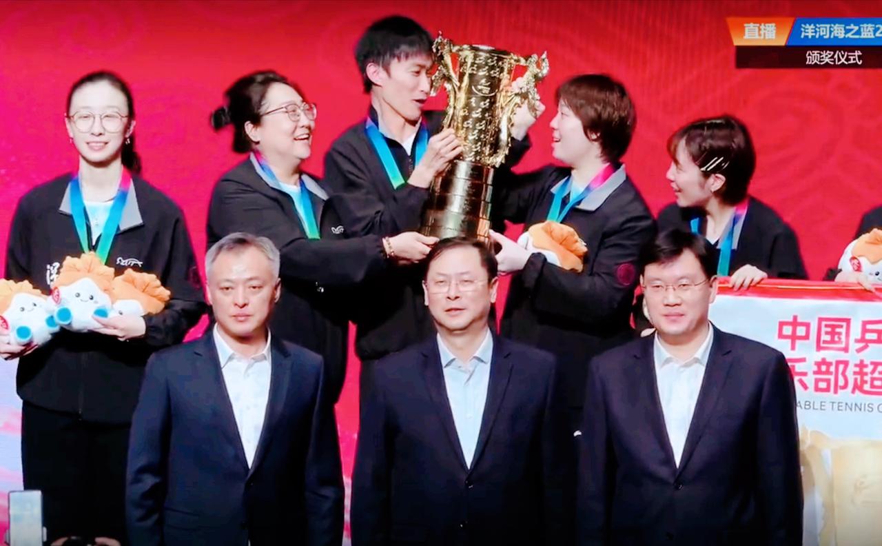 冠军颁奖发生小意外！怪不得孙颖莎每次都不愿意捧杯？看得出，这奖杯很重呀，