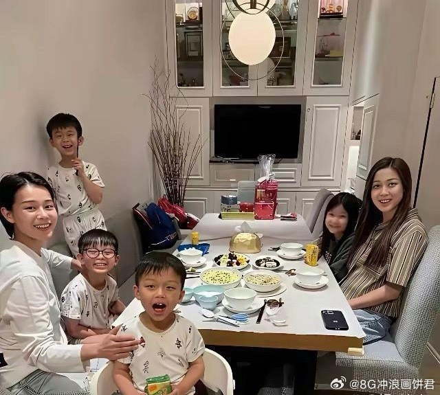 在寸土寸金的香港，贵为视后也难买豪宅，你看胡杏儿和钟嘉欣聚餐合照